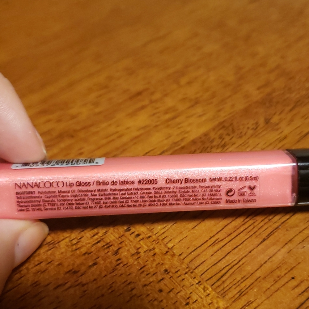 Lip gloss - Picture 2 of 2